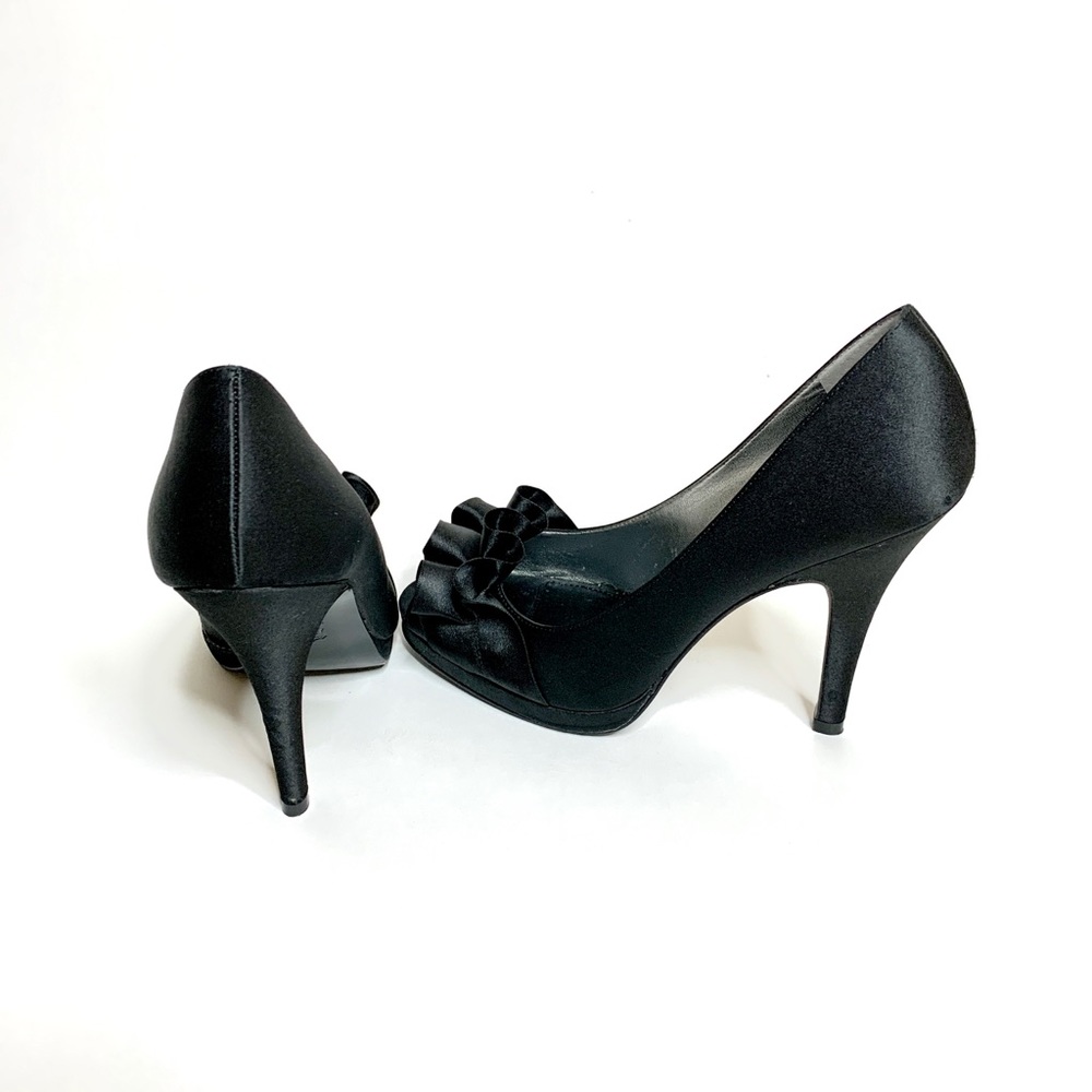 Elegant Black Satin Pumps!